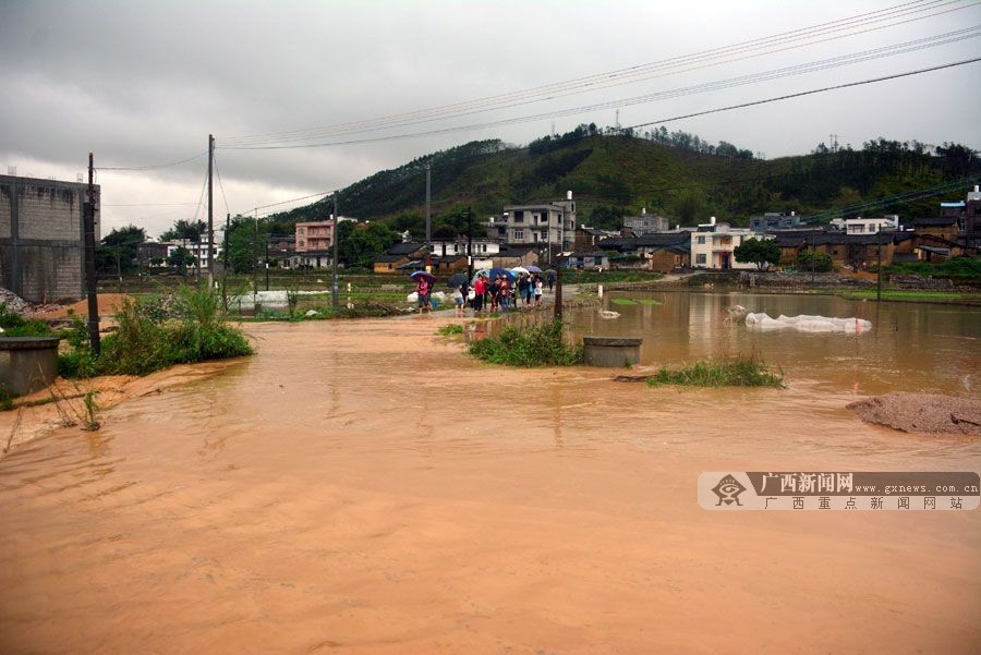 岑溪市受强降雨侵袭引发洪水 群众被困屋内(1/6)