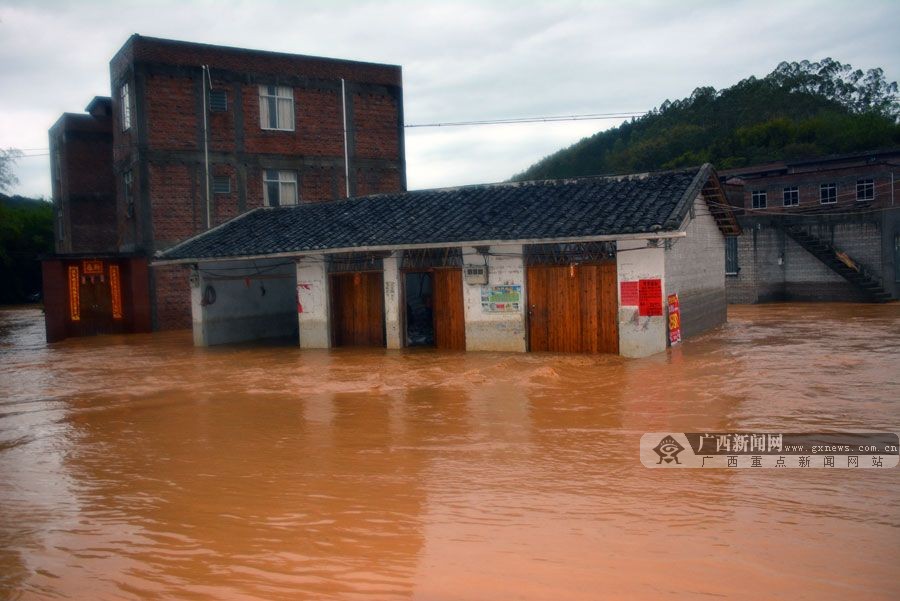 岑溪市受强降雨侵袭引发洪水 群众被困屋内(1/6)