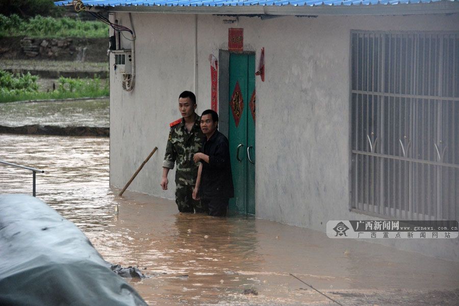 岑溪市受强降雨侵袭引发洪水 群众被困屋内(1/6)