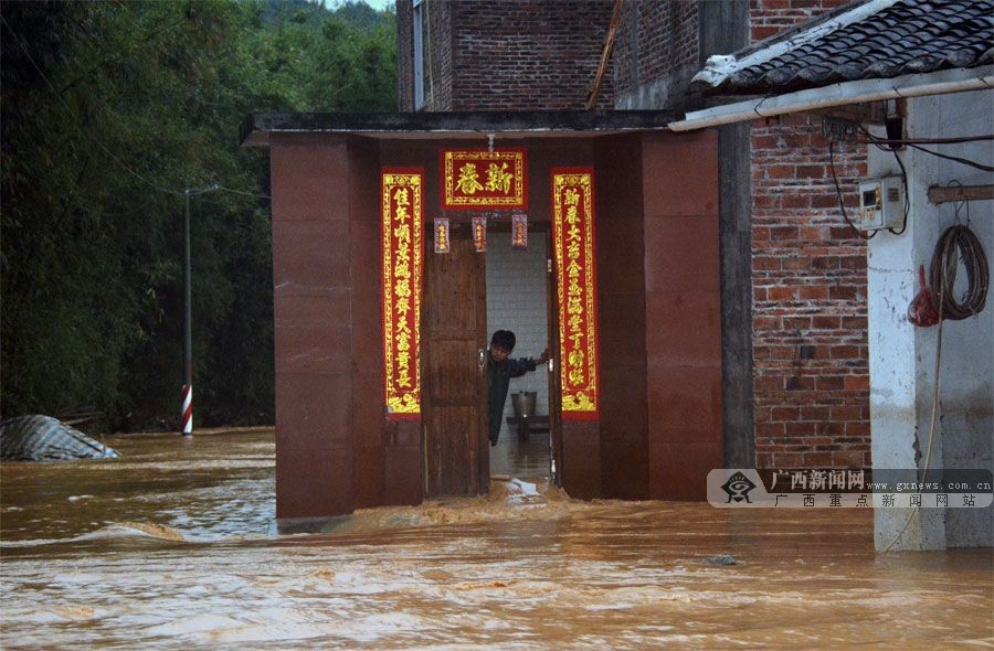 岑溪市受强降雨侵袭引发洪水 群众被困屋内(1/6)