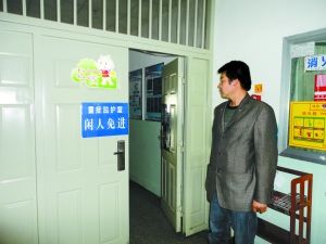 小学生遭校长拳击内脏出血 求医救命钱遭抢(图)