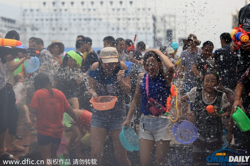 西双版纳：万人泼水喜迎傣历新年 欢腾场面蔚为壮观