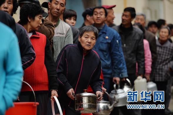 超标前水质如何 油污从何而来　饮水如何保安全——解读兰州自来水苯超标事件三大焦点