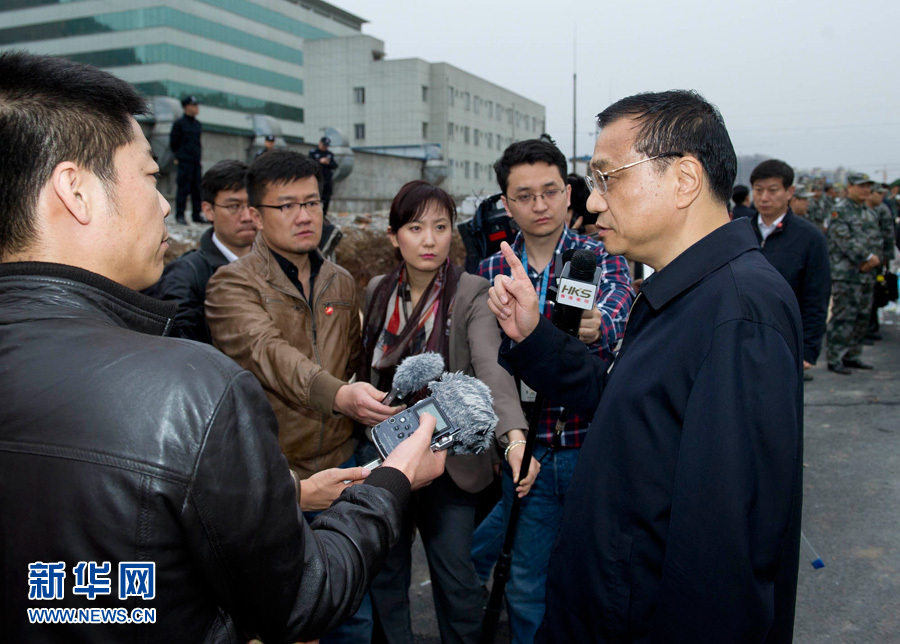 李克强在震中灾区接受采访