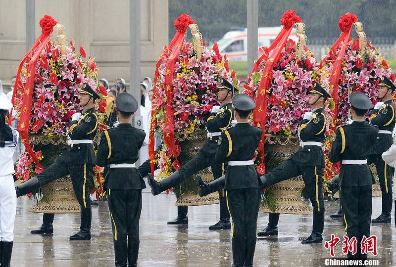 党和国家领导人向人民英雄纪念碑敬献花篮