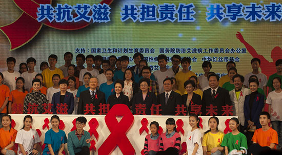 彭丽媛参与2013年世界艾滋病日主题宣传活动