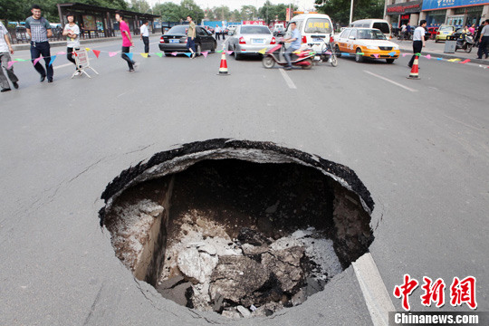 太原路面突现3米大坑 路基“不翼而飞”(图)