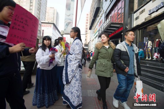 山西学生穿汉服情人节兜售玫瑰花