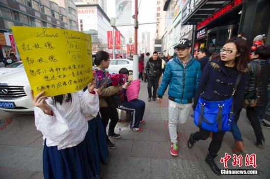 山西学生穿汉服情人节兜售玫瑰花