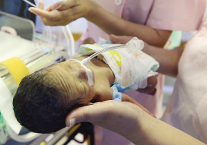 津城4小时生命接力 1300克早产儿转院成功