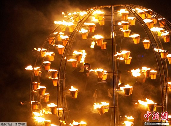 英格兰巨石阵夜空下“燃烧” 神秘绚烂引人入胜