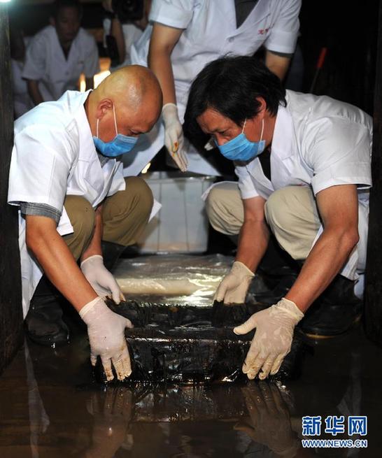 定陶汉墓惊现神秘“包裹”　内有玉璧和丝质长袍