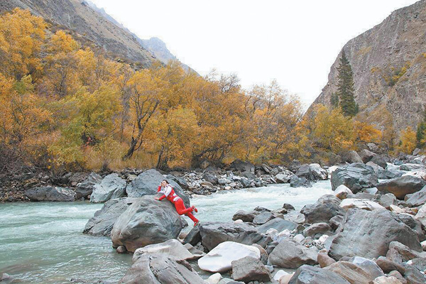 一游客至伊犁阿合牙孜河拍照失足被冲走 家人苦寻