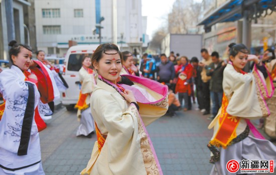 乌鲁木齐街头现“汉朝人”穿越玩快闪(图)