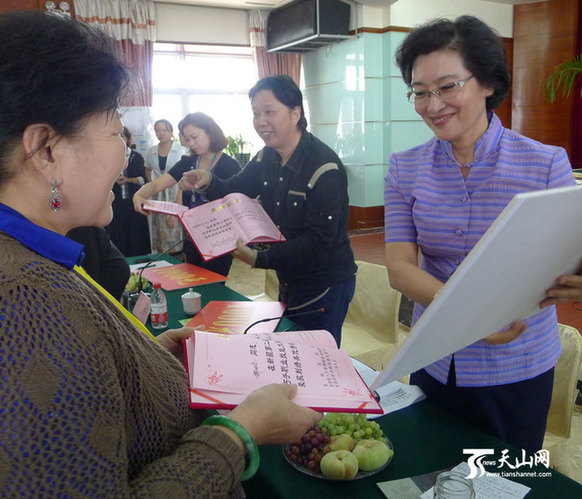 新疆第二届妇女巧手展示大赛座谈会在乌举行