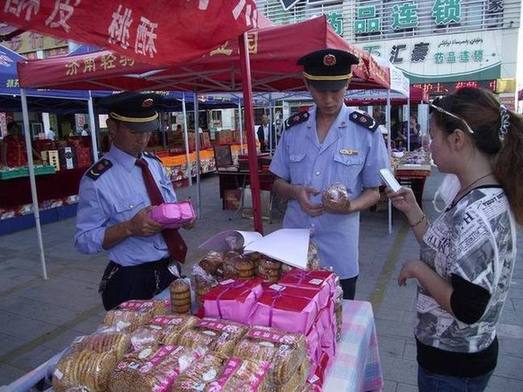 哈密市工商局二早二查迎“双节”