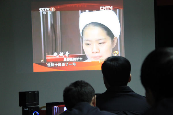 库尔勒垦区公安局组织民警观看《感动中国2012年度人物颁奖典礼》