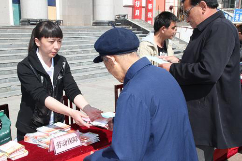 青河县劳动监察大队加大宣传力度 引导企业依法用工