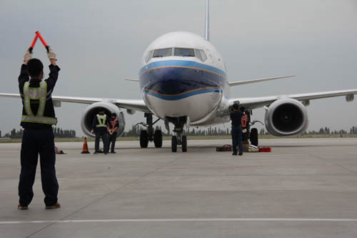 首架新疆属地执管B737-800型飞机今日抵乌