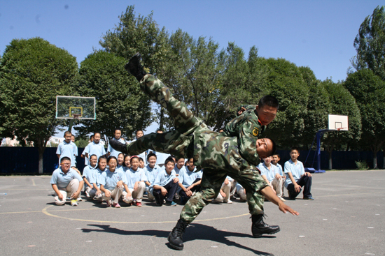 新疆公安边防总队后勤基地为驻地学校开展军训