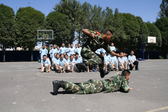 新疆公安边防总队后勤基地为驻地学校开展军训