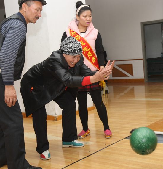 新疆克拉玛依举行盲人保龄球比赛