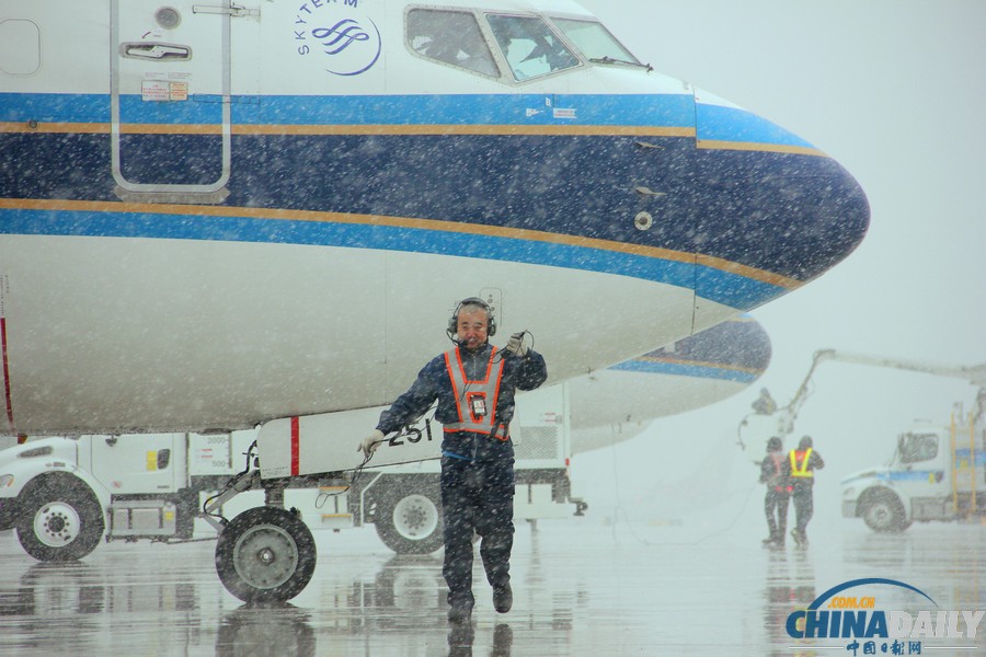 乌机场迎今冬首场降雪 南航新疆进入“冬运模式”