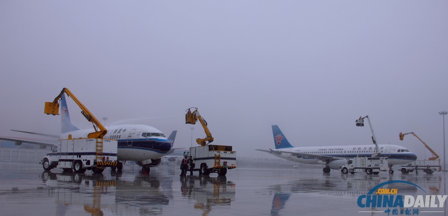 乌机场迎今冬首场降雪 南航新疆进入“冬运模式”