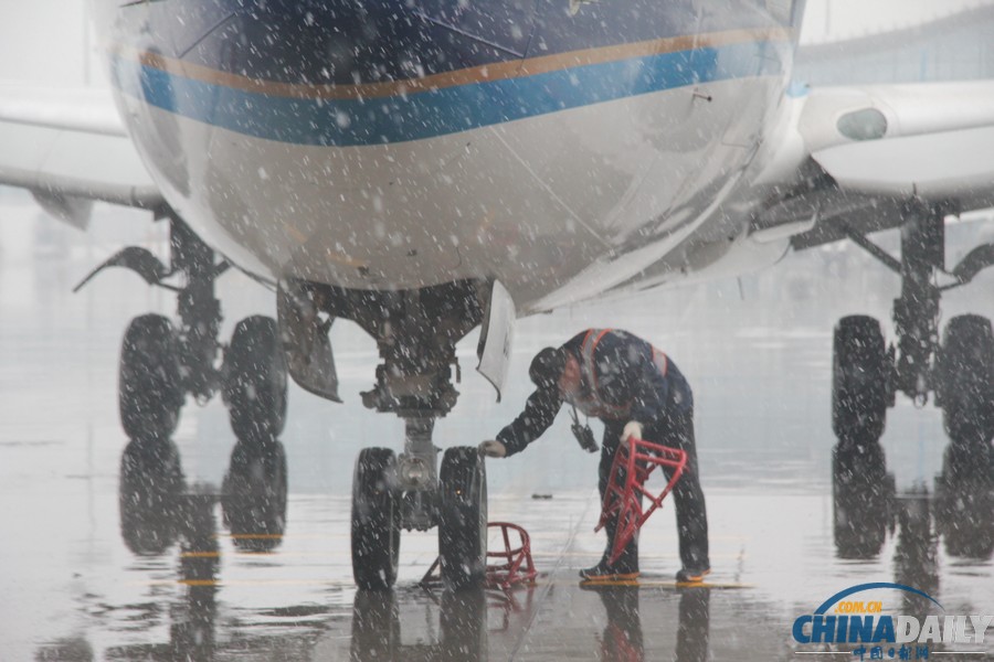 乌机场迎今冬首场降雪 南航新疆进入“冬运模式”