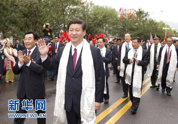 习近平率中央代表团飞抵拉萨 出席西藏和平解放60周年庆祝活动