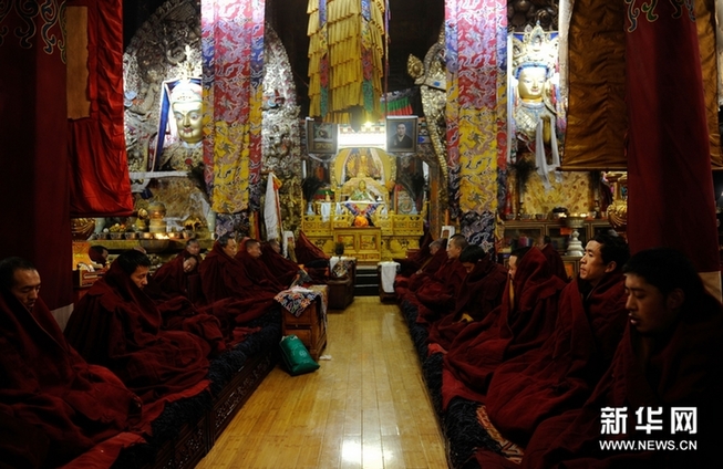 拉萨大昭寺僧人为雅安地震灾区祈福