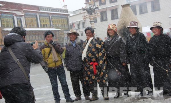 拉萨飘新年初雪 市民游客玩嗨了