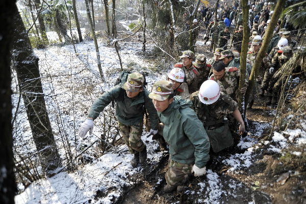 武警云南总队昭通支队官兵全力奋山体滑坡救灾一线