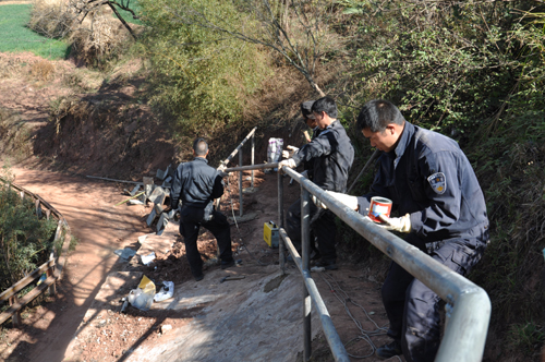 心系群众修建爱民路 警民共建话和谐春运