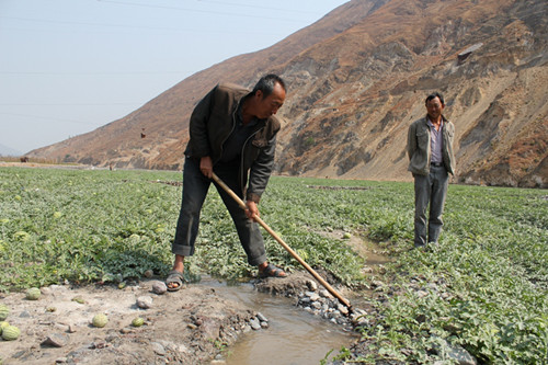 昆明东川区小江水质达标 村民称水清可直接浇地