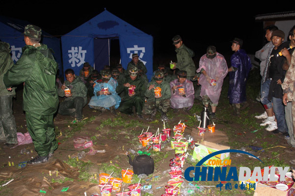 迪庆：武警云南总队百余名官兵冒雨昼夜奋战灾区抢险救灾