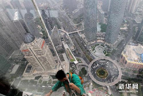 扮靓城市高空的“蜘蛛人”