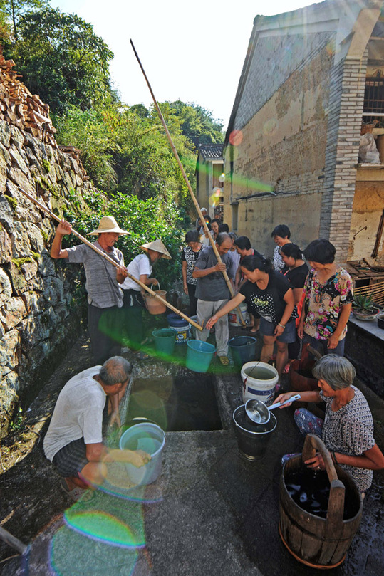 浙江新昌遭遇空前旱灾 山民饮水告急展开救援