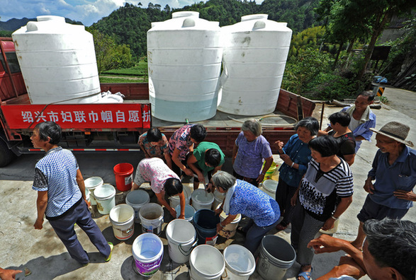 浙江新昌遭遇空前旱灾 山民饮水告急展开救援