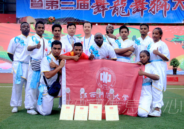 Foreign students in traditional lion dance contest