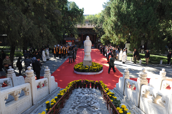 Commemorating Confucius with highest traditional Chinese etiquette