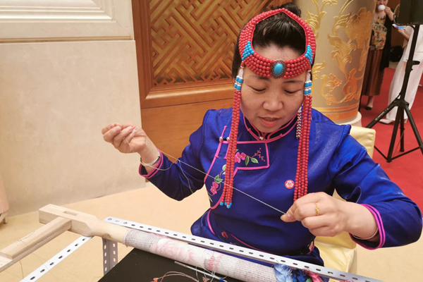 Inner Mongolia inherits embroidery, improves local livelihoods