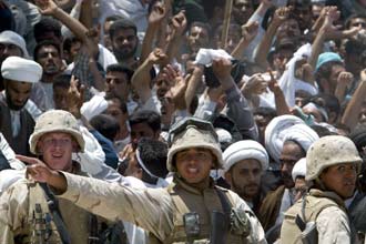 10,000 Shi'ite Muslim parade in Iraq