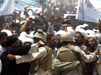 10,000 Shi'ite Muslim parade in Iraq