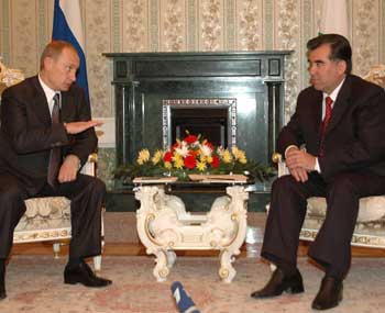 Russian President Vladimir Putin talks with his Tajik counterpart Imomali Rakhmonov in Dushanbe, October 16, 2004. Putin has arrived in Tajikistan on an official visit and to attend a summit of leaders from the Central Asian Cooperation Organization, which groups Kazakhstan, Kyrgyzstan, Tajikistan and Uzbekistan. [Reuters]