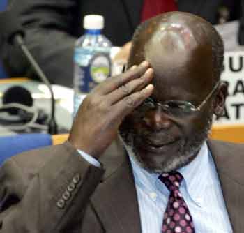Sudan People's Liberation Movement leader John Garang salutes Sudan First Vice President Ali Osman Mohamed Taha (unseen) during the U.N. Security Council meeting in Nairobi November 19, 2004. Sudan's government and its southern rebel foes promised to end Africa's longest running civil war by the end of the year. [Reuters]