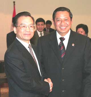 Chinese Premier Wen Jiabao (left) shakes hands with Indonesian President Susilo Bambang Yudhoyono in Vientiane November 28, 2004. They are in the Laos for an ASEAN meeting. Wen told Susilo that China is willing to increase co-operation. The two countries have reached the consensus to build a strategic partnership. [Xinhua]