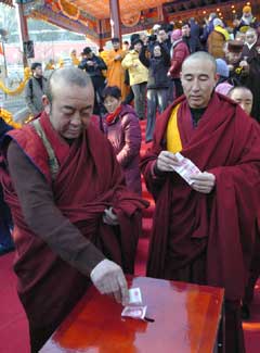 Buddhist monks donate money a a prayer service in Beijing on January 1, 2005. About 1,000 monks from across the country and kindhearted people donated 9.93 million yuan (US$1.2 million) for the tsunami victims. [Xinhua]