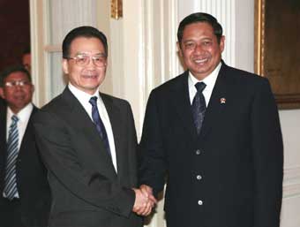 Indonesian President Susilo Bambang Yudhoyono (L) greets Chinese Prime Minister Wen Jiabao for a meeting at the Presidential palace in Jakarta, January 5, 2005. Global leaders gathering in Jakarta to discuss the tsunami that devastated countries around the Indian Ocean will try to draw lesson from disaster, including looking at a future warning system.