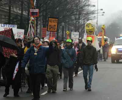 Protesters march against the U.S. Electoral Colleges confirmation of the 2004 election in Washington, January 6, 2005. [Reuters]